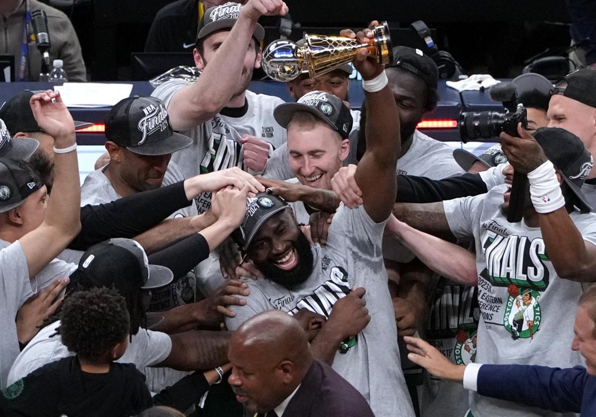 Jaylen Brown celebra el trofeo Larry Bird al MVP de la final de la conferencia este de la NBA