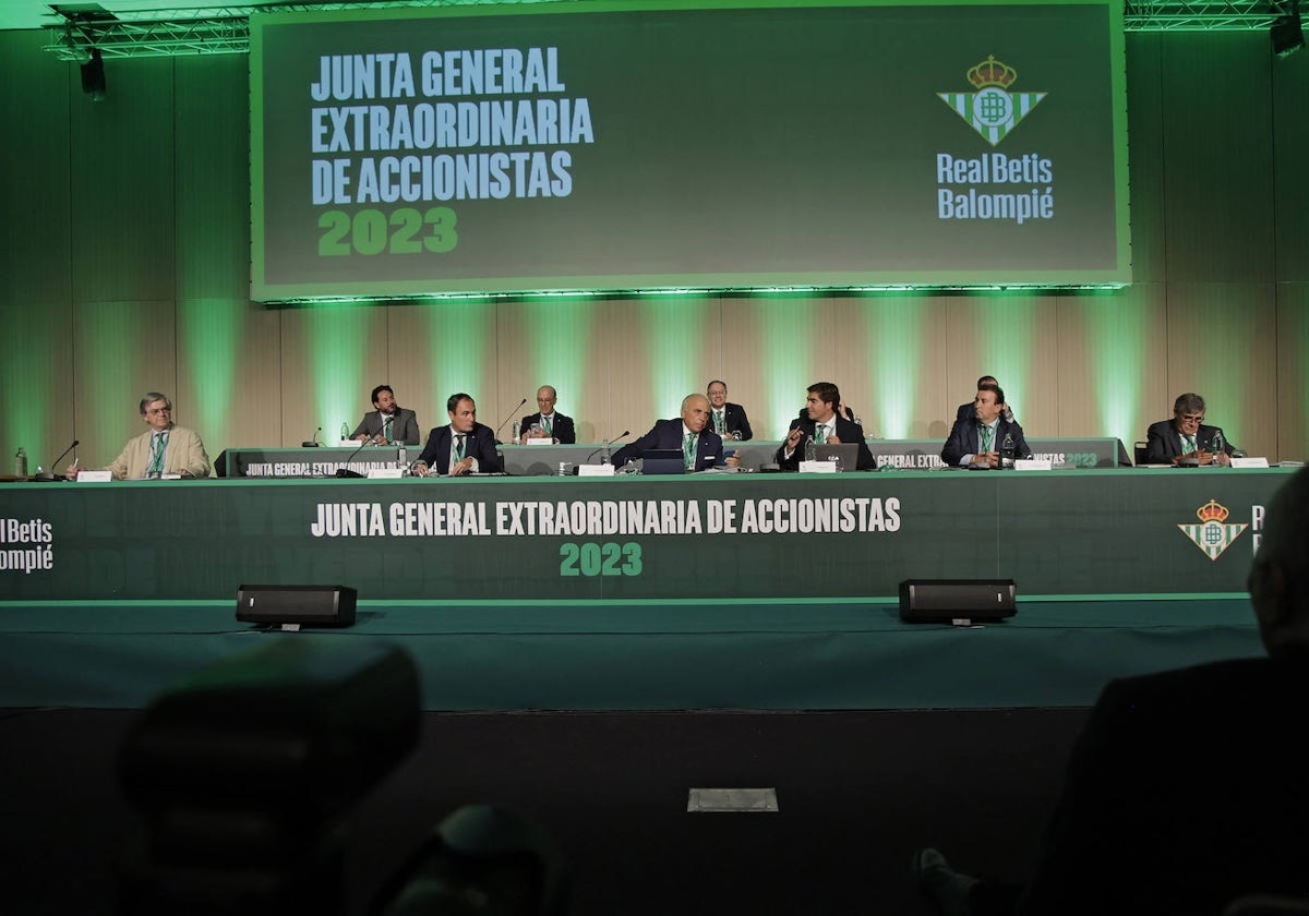 La mesa presidencial de la última junta de accionistas del Betis