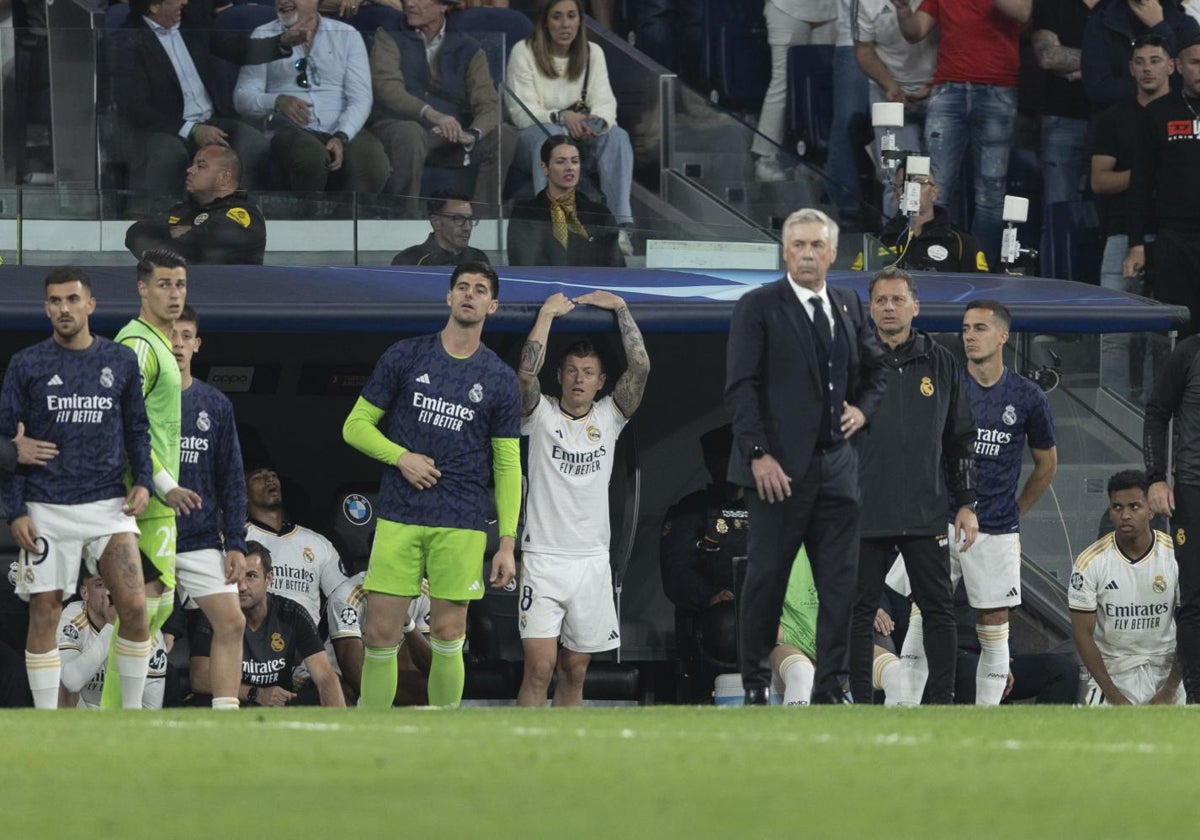 Toni Kroos, en el banquillo del Bernabéu durante la remontada del Real Madrid ante el Bayern de Navas