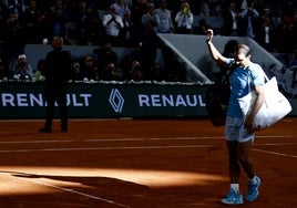 Nadal se despide de la Philippe Chatrier tras caer este lunes ante Zverev en primera ronda