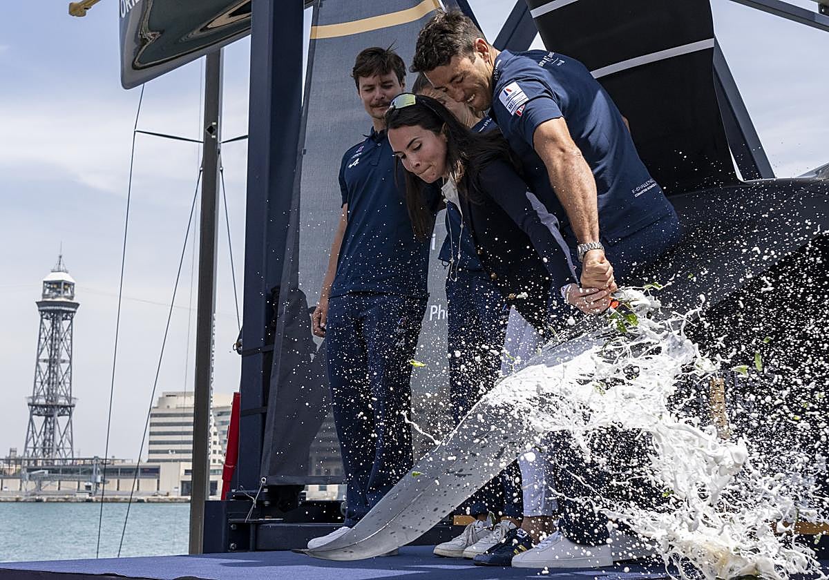 El Orient Express Racing, la gran apuesta francesa, botó oficialmente su AC75 en Barcelona