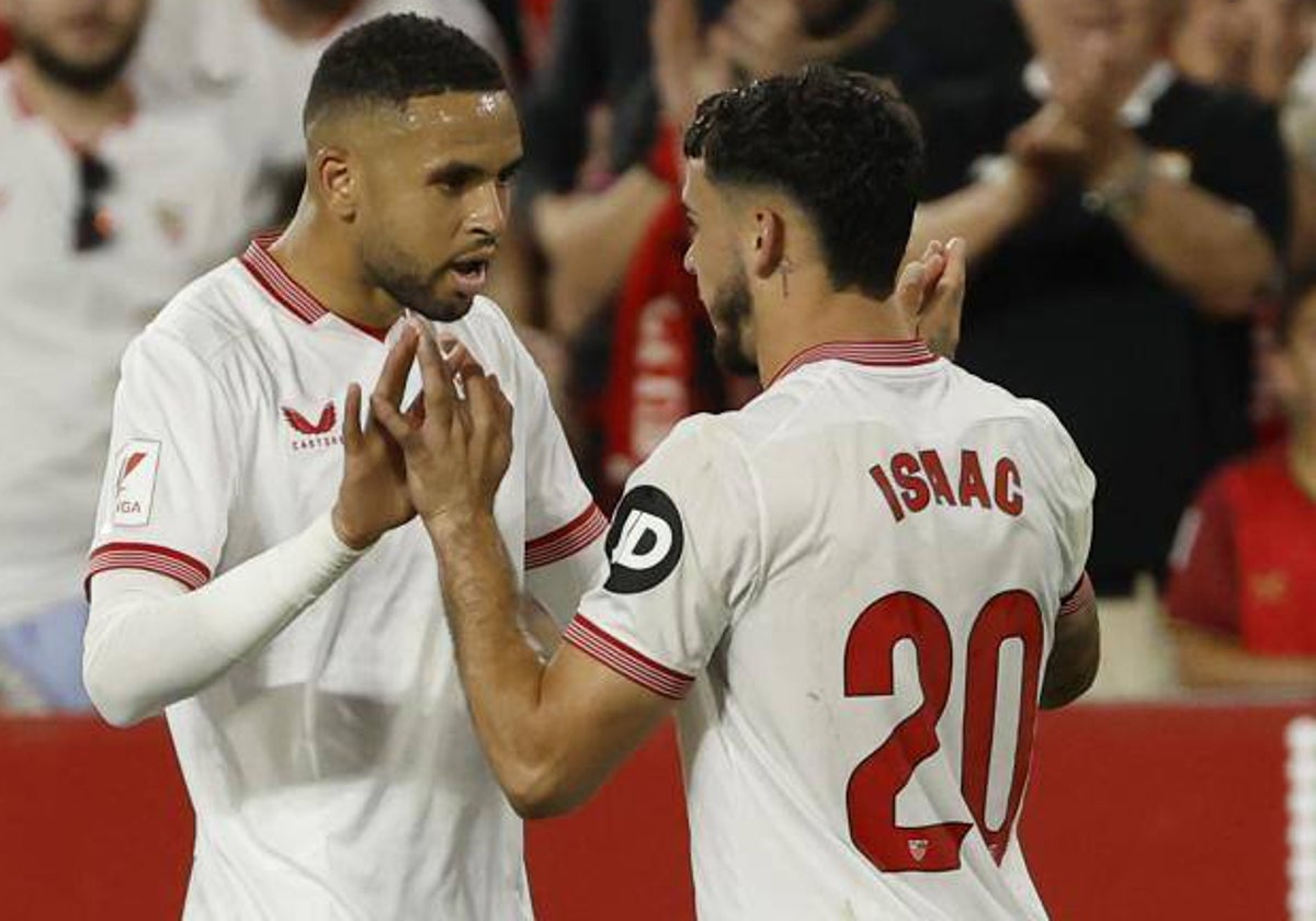 En-Nesyri e Isaac Romero celebran un gol