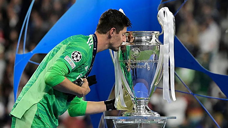 Courtois, MVP de la última final del Madrid, besando el trofeo de la Champions