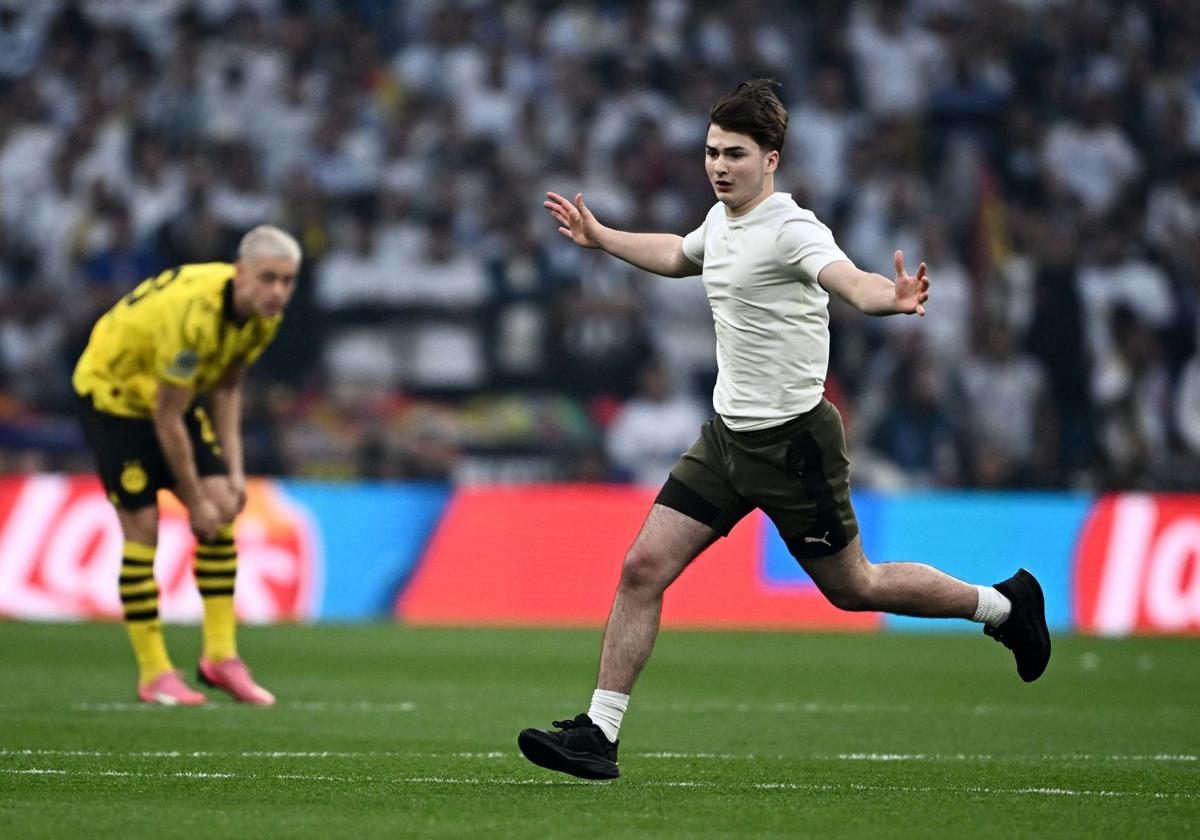 Uno de los espontáneos que han saltado a Wembley