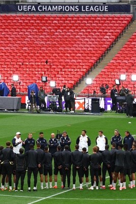 La plantilla y el cuerpo técnico del Madrid, ayer en Wembley