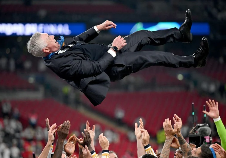 Carlo Ancelotti, manteado en Wembley