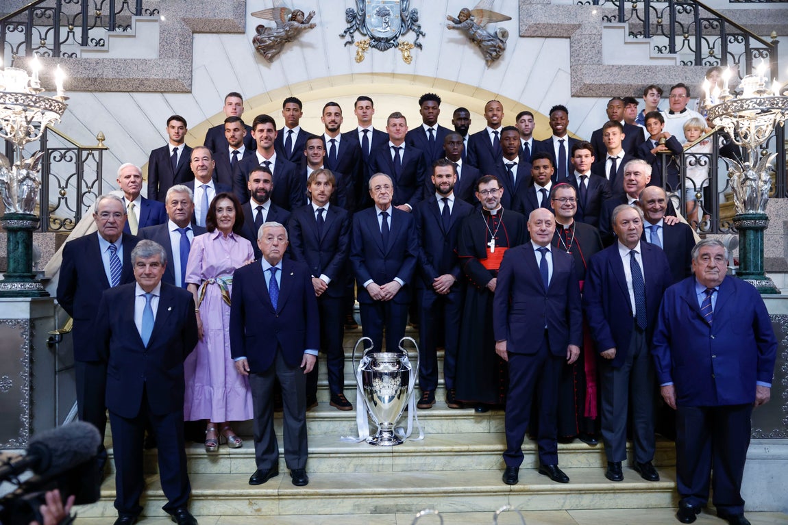 Todo el equipo, posando con la Copa debajo de la Virgen de la Almudena