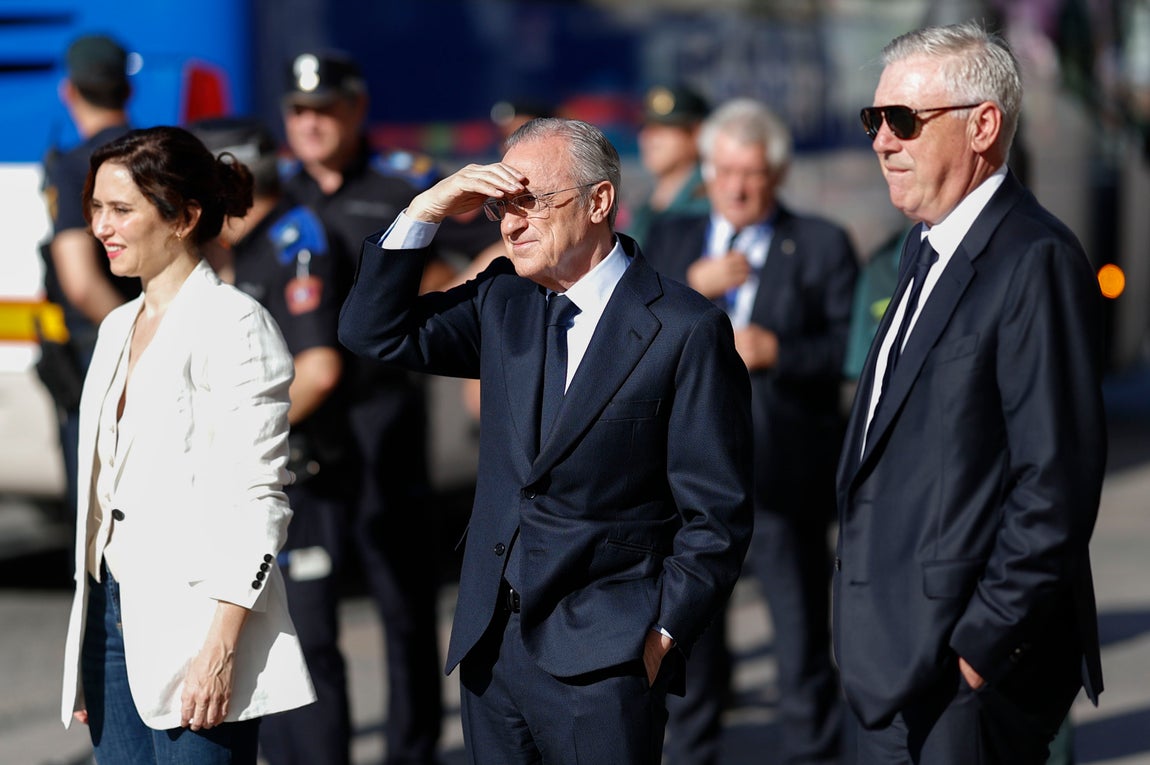 Isabel Díaz Ayuso, junto a Florentino Pérez y Carlo Ancelotti, recibiendo a los campeones de Europa