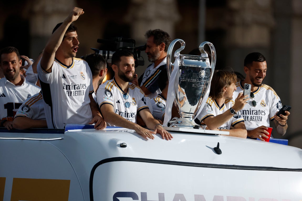 Nacho, con la Copa de Europa, en el autobús con el que han recorrido la ciudad