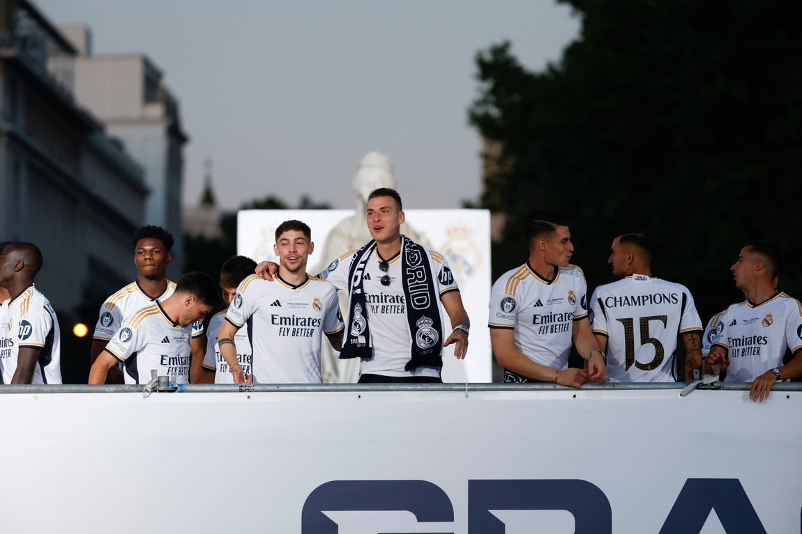 Fede Valverde y Lunin celebrando el título continental