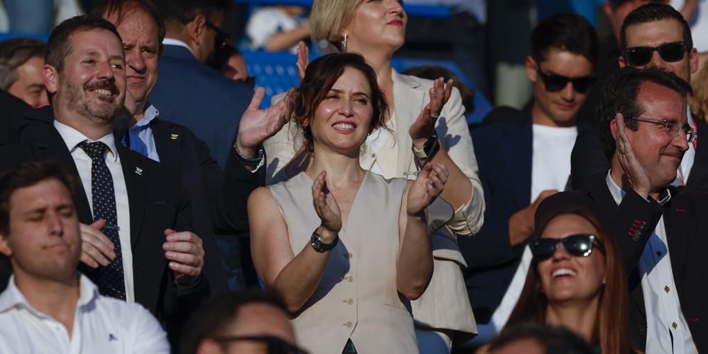 Ayuso juega con la afición en Butarque para celebrar el ascenso del Leganés