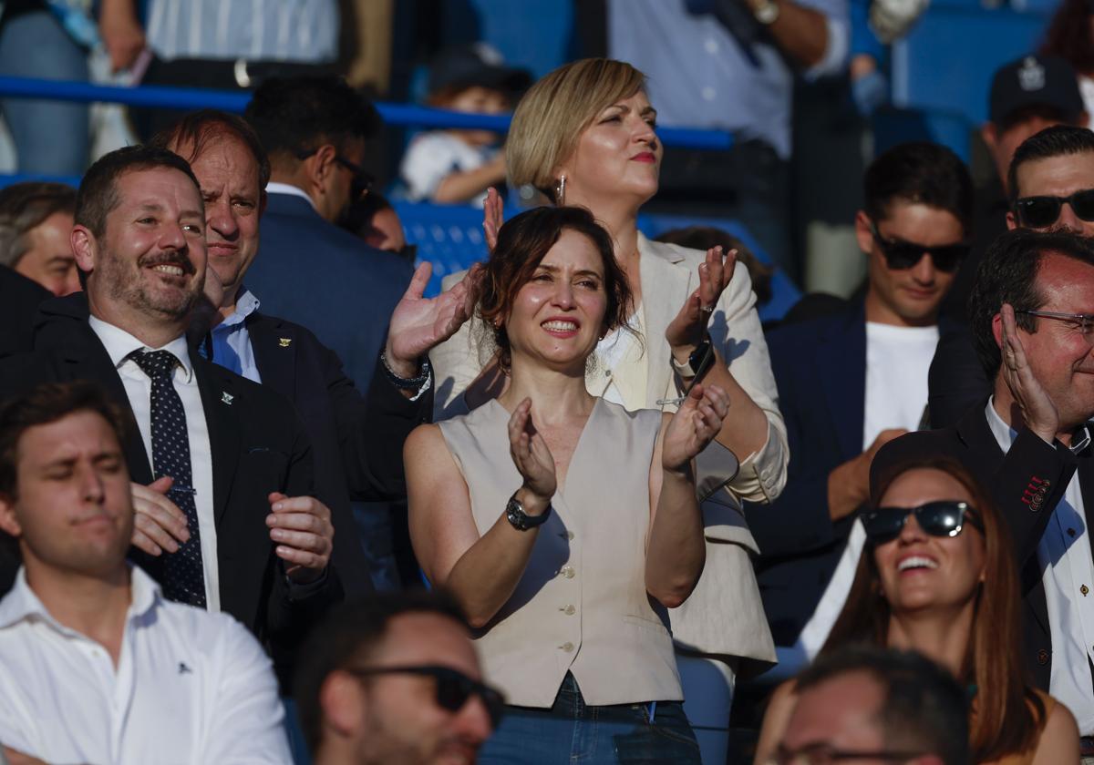 Ayuso bota con la afición en Butarque para celebrar el ascenso del Leganés