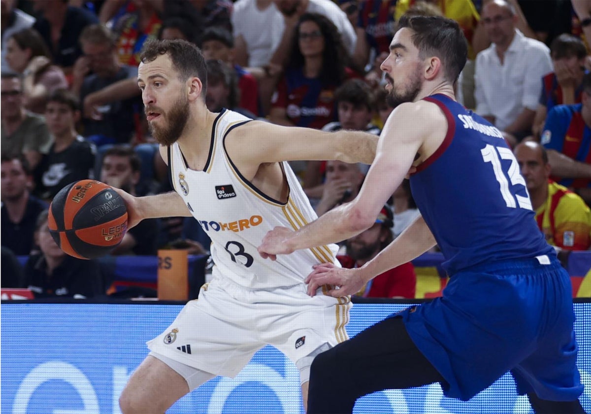 Sergio Rodríguez conduce el balón ante Satoransky