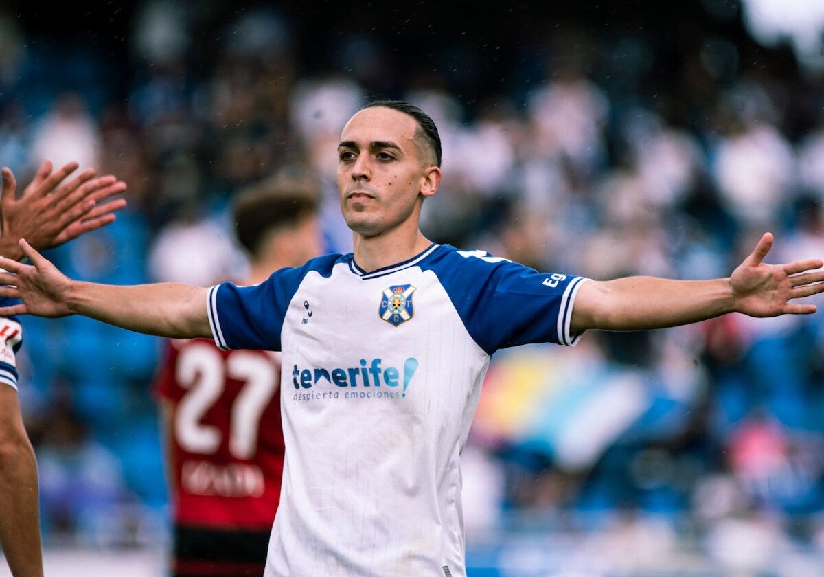 Luismi Cruz celebra un gol con la camiseta del Tenerife