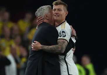Ancelotti, abrazando a Kroos tras ser cambiado