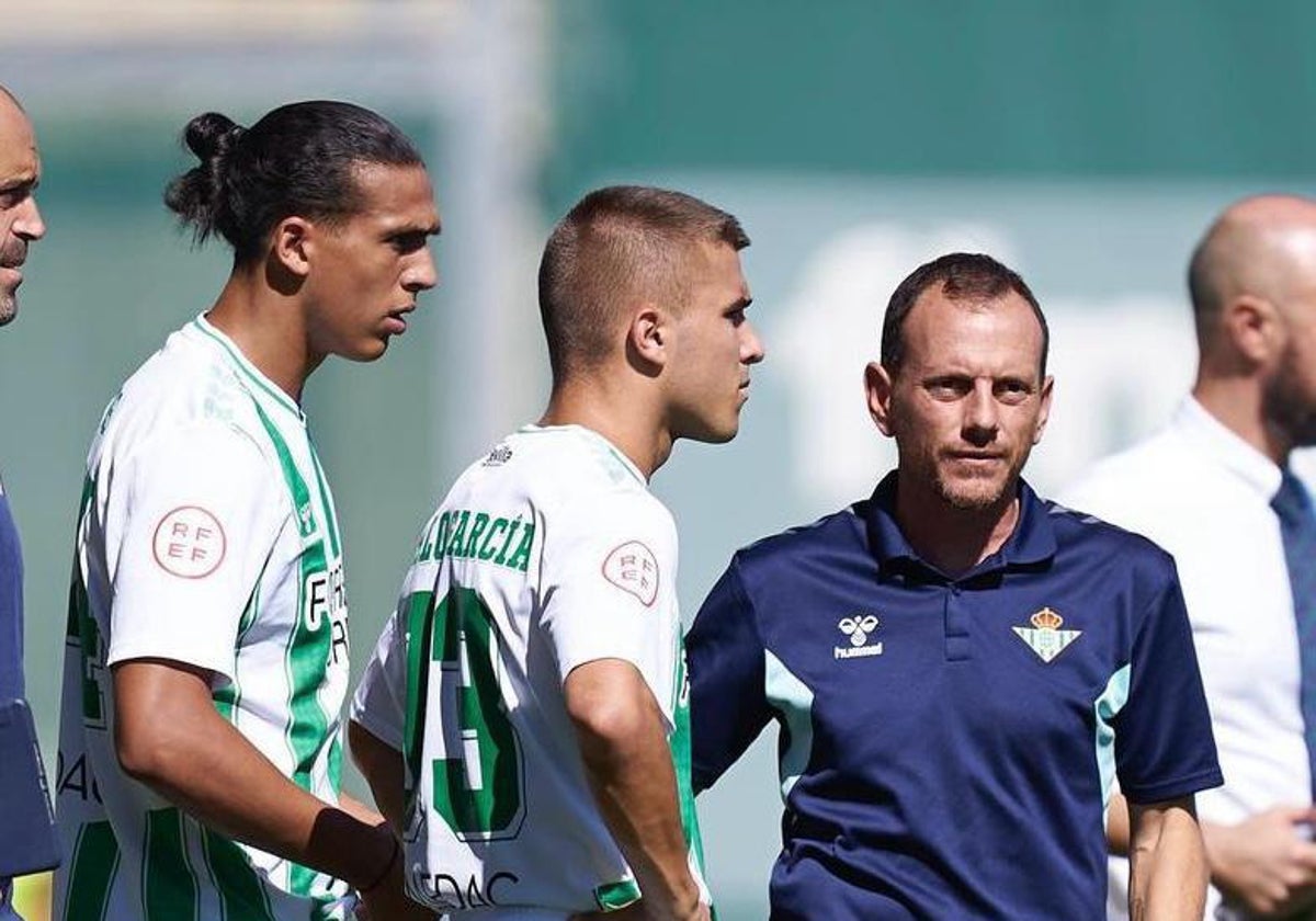 Yanis y Pablo García se disponen a entrar al campo con el Betis Deportivo de la mano de Alberto González