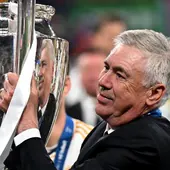 Ancelotti levanta la copa conquistada en Wembley