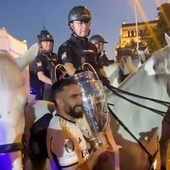 Carvajal le ofreció la copa a su padre, uno de los policías a caballo que escoltaba la celebración del Madrid