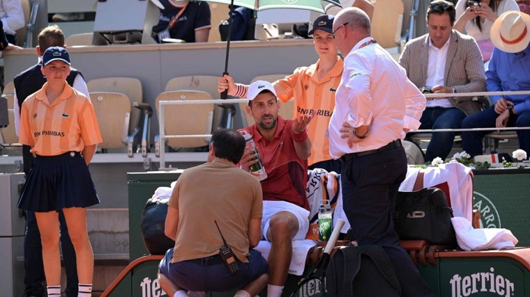 Djokovic, con el fisio