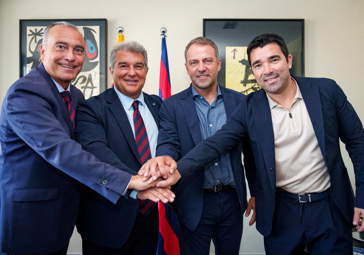 Flick, junto a Laporta, Yuste y Deco el día que fue anunciado como nuevo entrenador del Barcelona