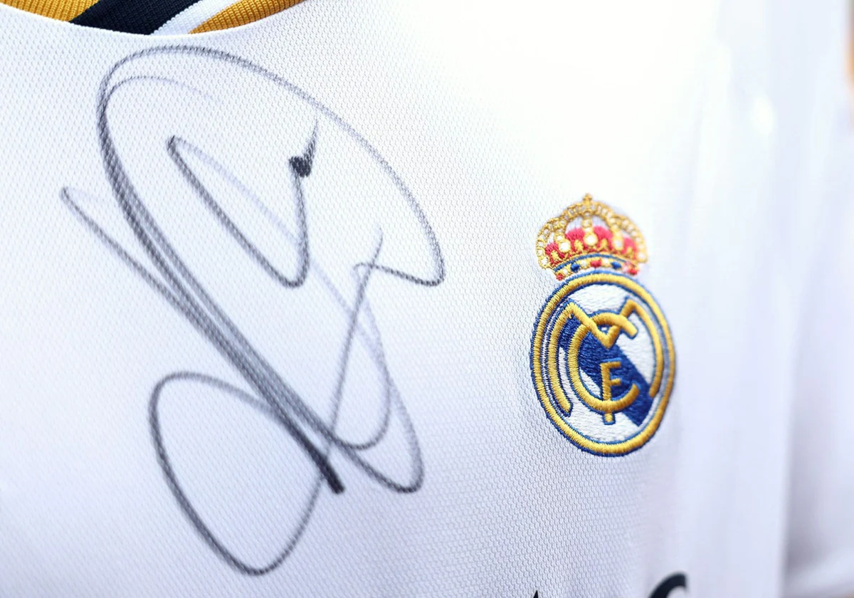 La firma de Mbappé en una camiseta del Madrid