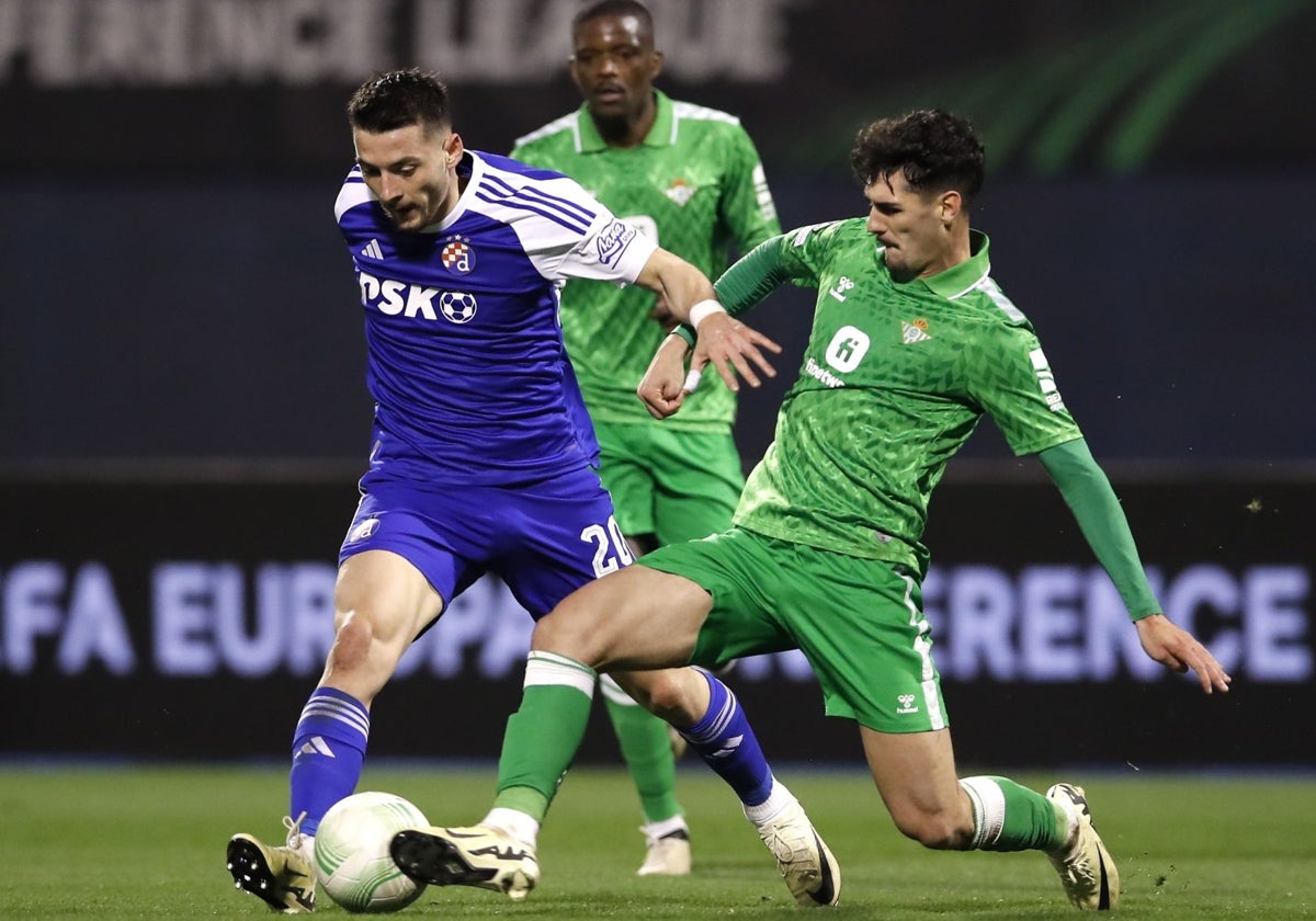 Johnny Cardoso intenta robar el balón a Hoxha durante el Dinamo de Zagreb - Betis de vuelta de la Conference League 23-24