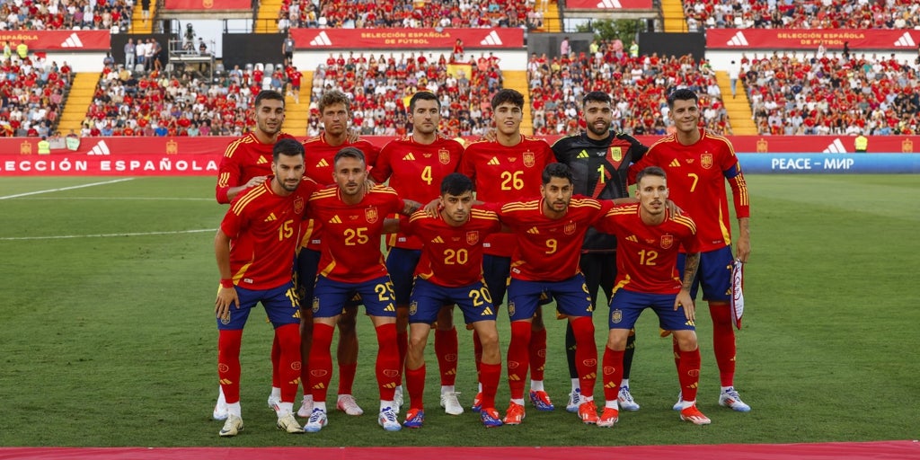 Ayoze es titular y marca con España