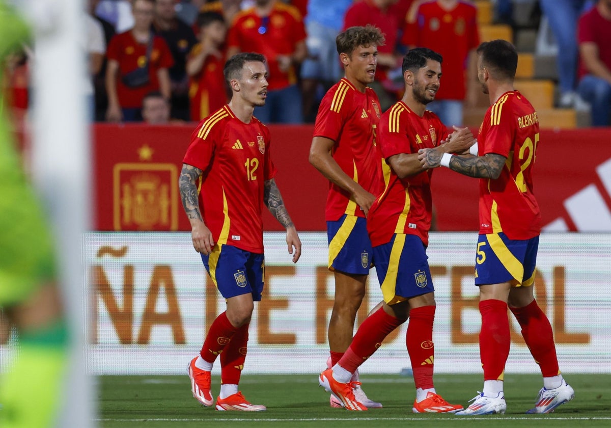 Ayoze celebra con sus compañeros su primer gol con la selección española