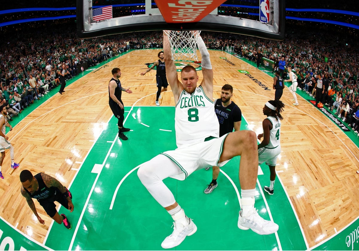 Porzingis, haciendo un mate en el Boston - Dallas de esta pasada madrugada