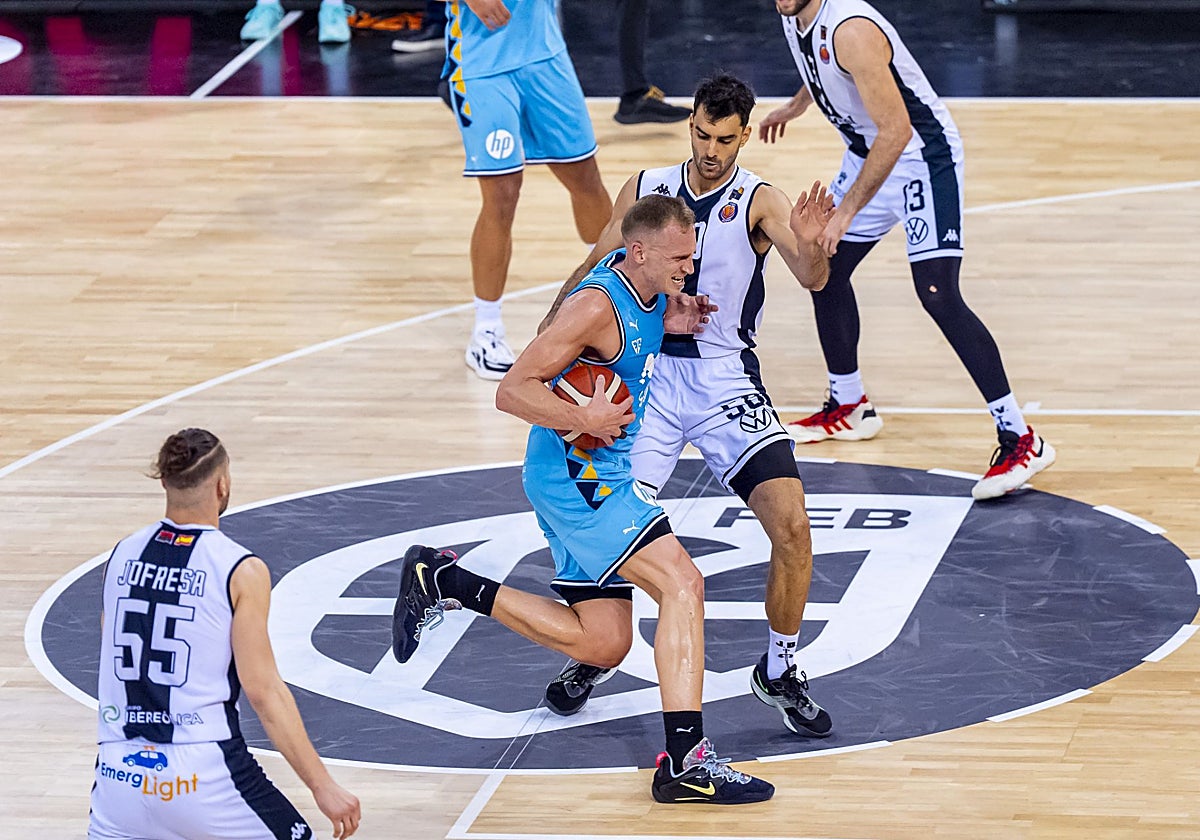 Murphy intenta penetrar ante la defensa del Burgos