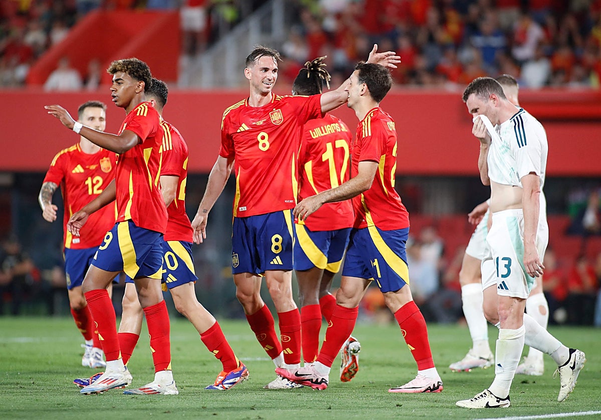 Los jugadores de la selección española celebran uno de los goles ante Irlanda del Norte