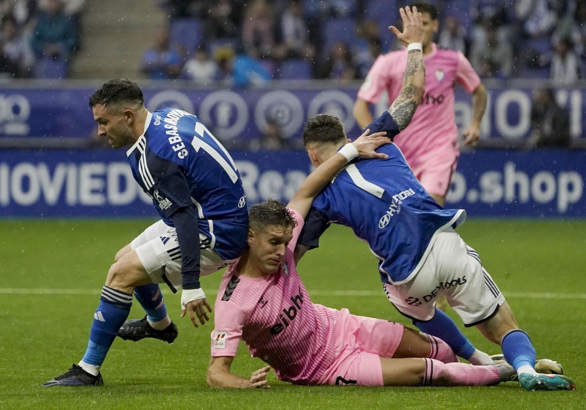 El centrocampista del Eibar Corpas pelea con los carbayones Moyano y Viti