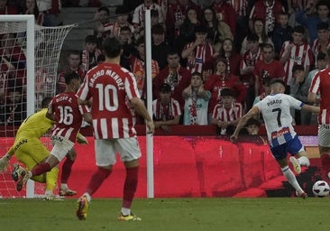 El postrero gol de Puado pone en ventaja al Espanyol frente al Sporting