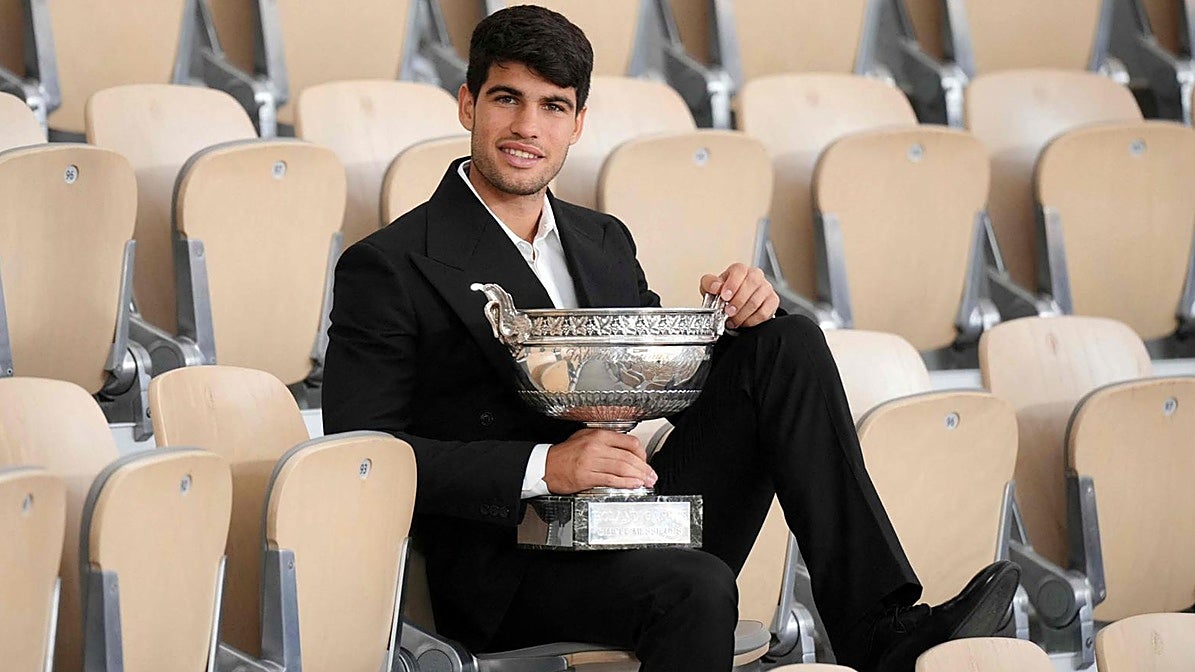 Carlos Alcaraz, en la grada de la Philippe Chatrier, con al trofeo de campeón de Roland Garros