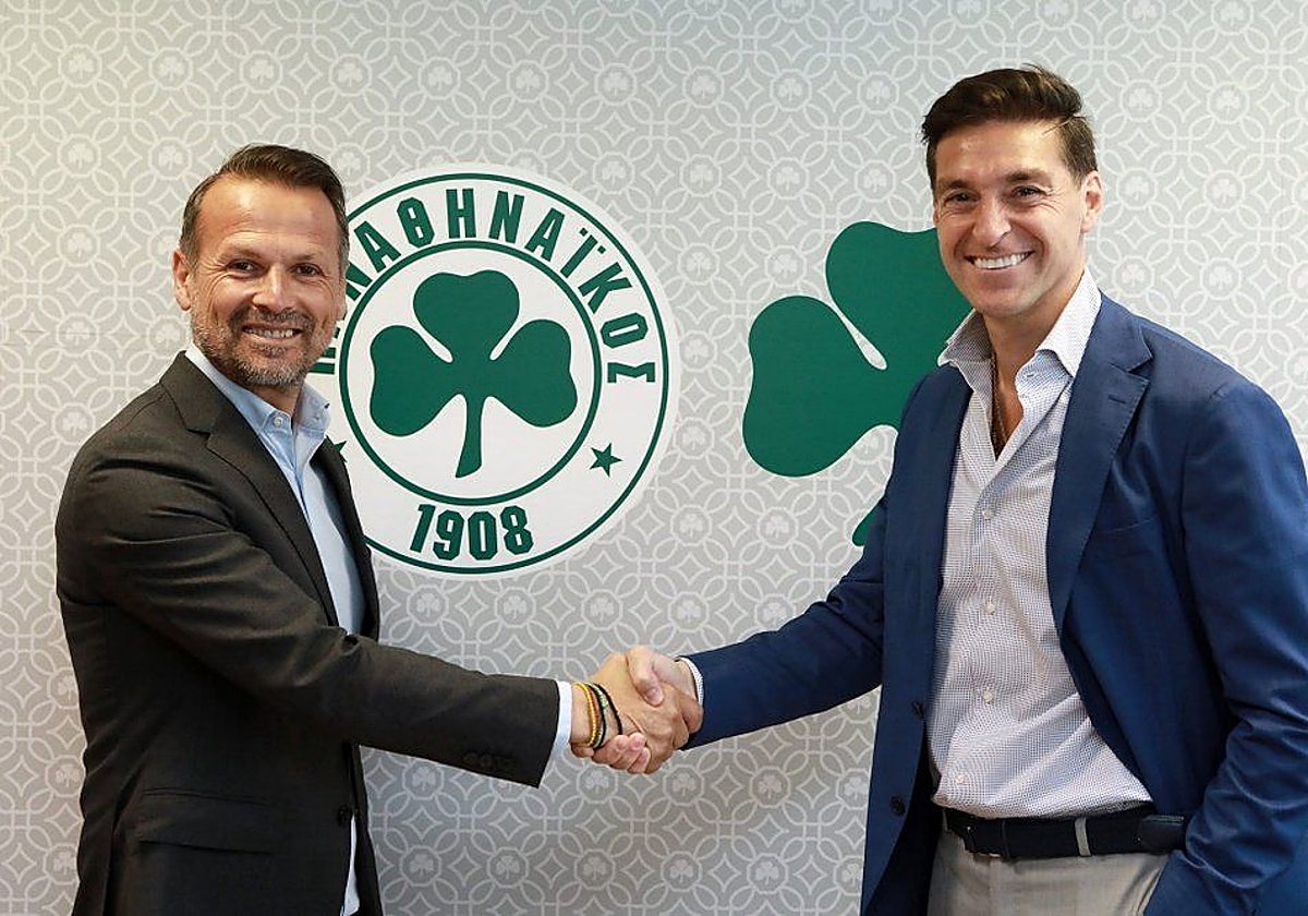 Diego Alonso firmando con el club griego