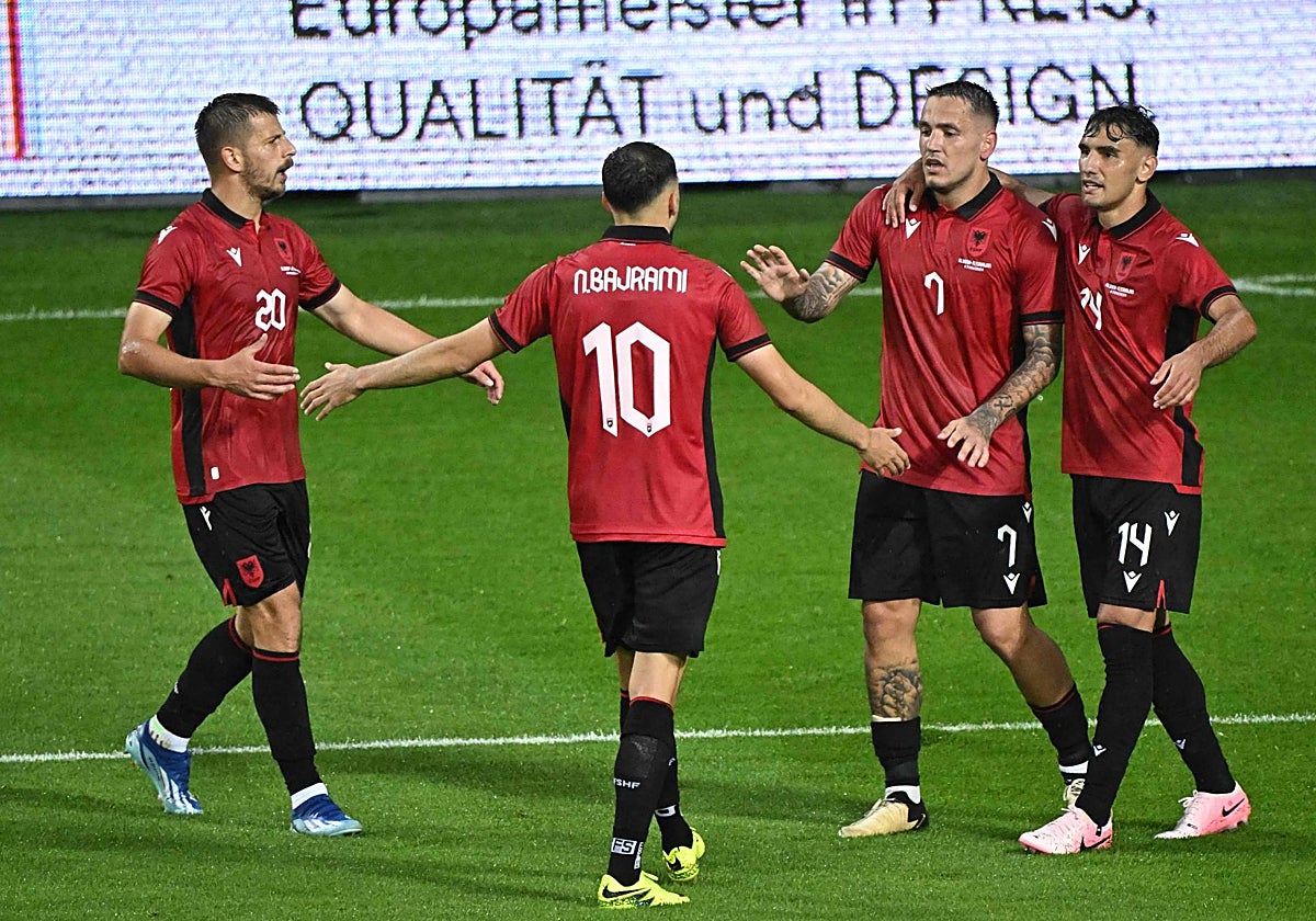 Los jugadores de Albania celebran un gol