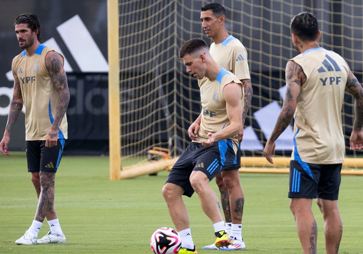 Lo Celso toca el balón en un entrenamiento de Argentina con De Paul, Di María y Correa, éste de espaldas