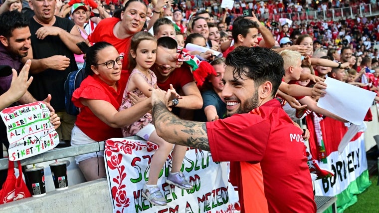 Dominik Szoboszlai saluda a los aficionados de la selección húngara