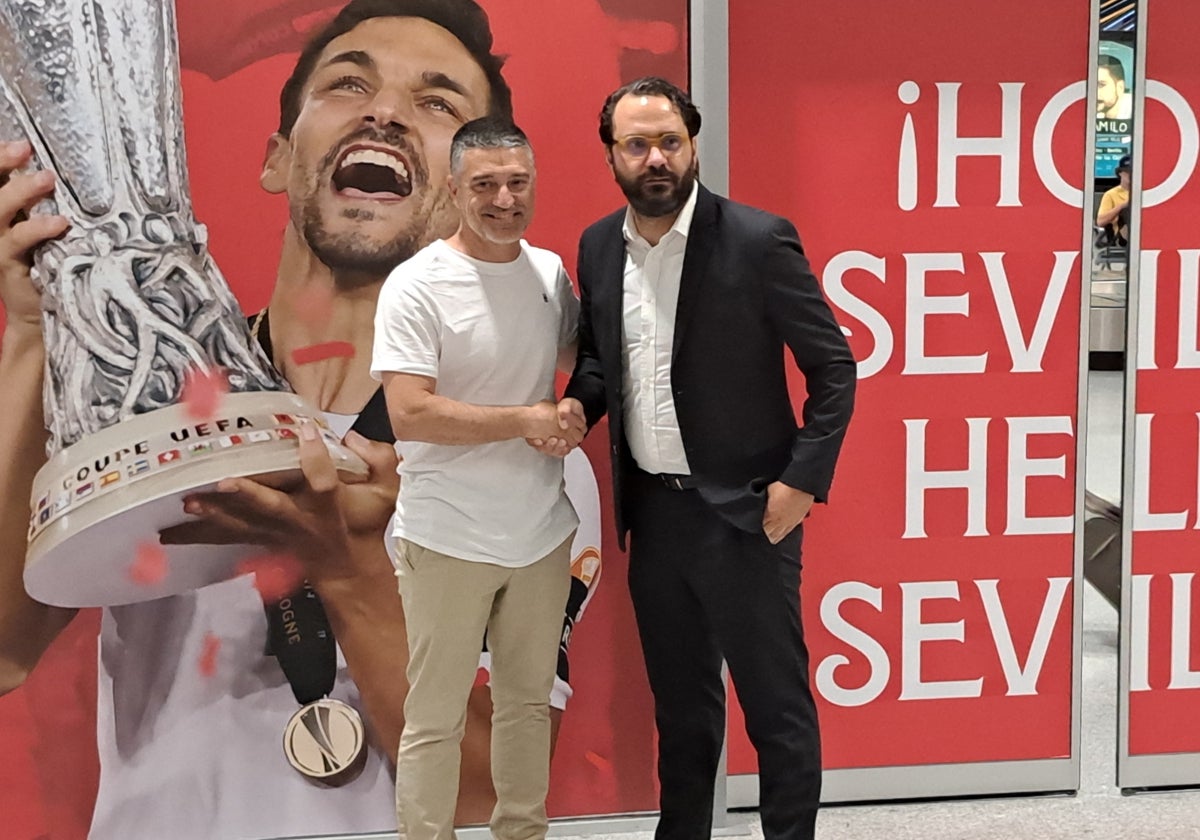 El director deportivo del Sevilla, Víctor Orta, junto al técnico Xavi García Pimienta en el aeropuerto hispalense