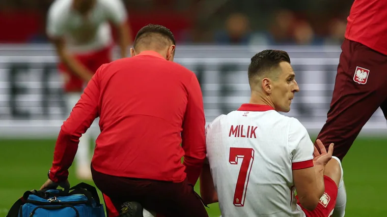 Milik cayó lesionado en el amistoso frente a Ucrania