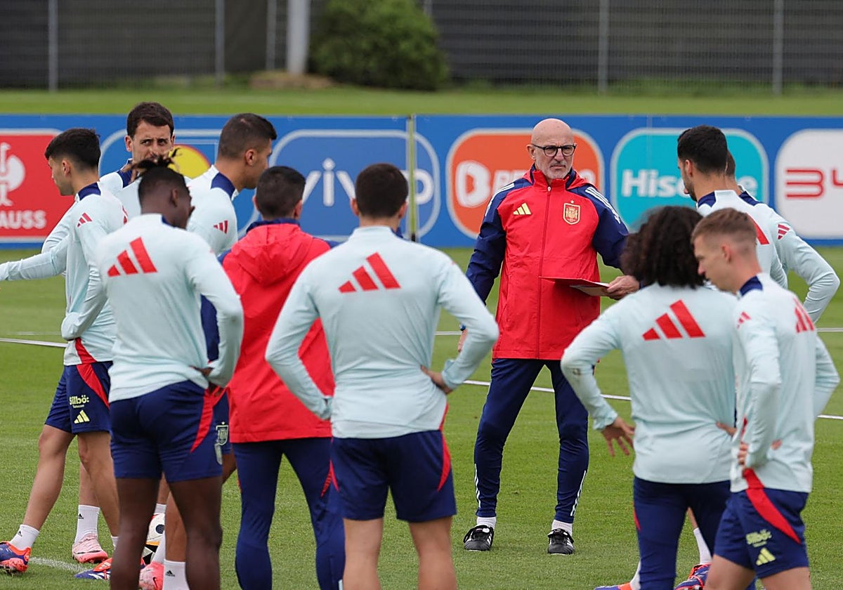 Luis de la Fuente se dirige a sus jugadores en el entrenamiento de ayer