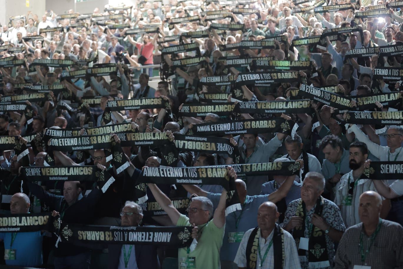 Los socios más antiguos del Betis se reúnen en el Benito Villamarín en el acto 'Siempre Verdiblancos'