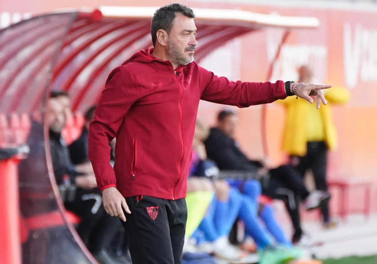 Jesús Galván realiza un gesto desde el área técnica del Jesús Navas