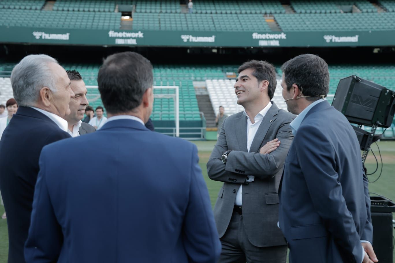 Los socios más antiguos del Betis se reúnen en el Benito Villamarín en el acto 'Siempre Verdiblancos'