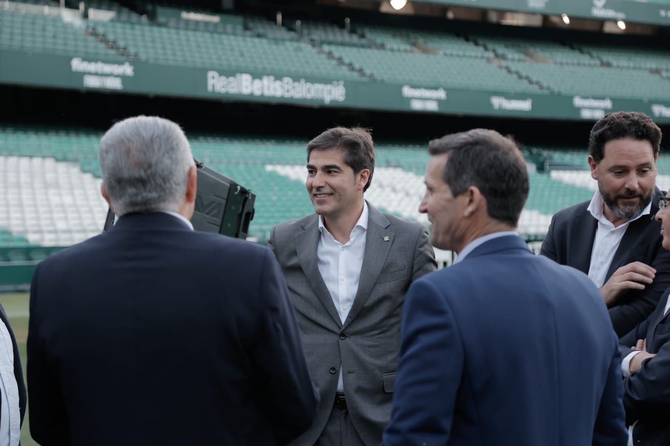 Los socios más antiguos del Betis se reúnen en el Benito Villamarín en el acto 'Siempre Verdiblancos'