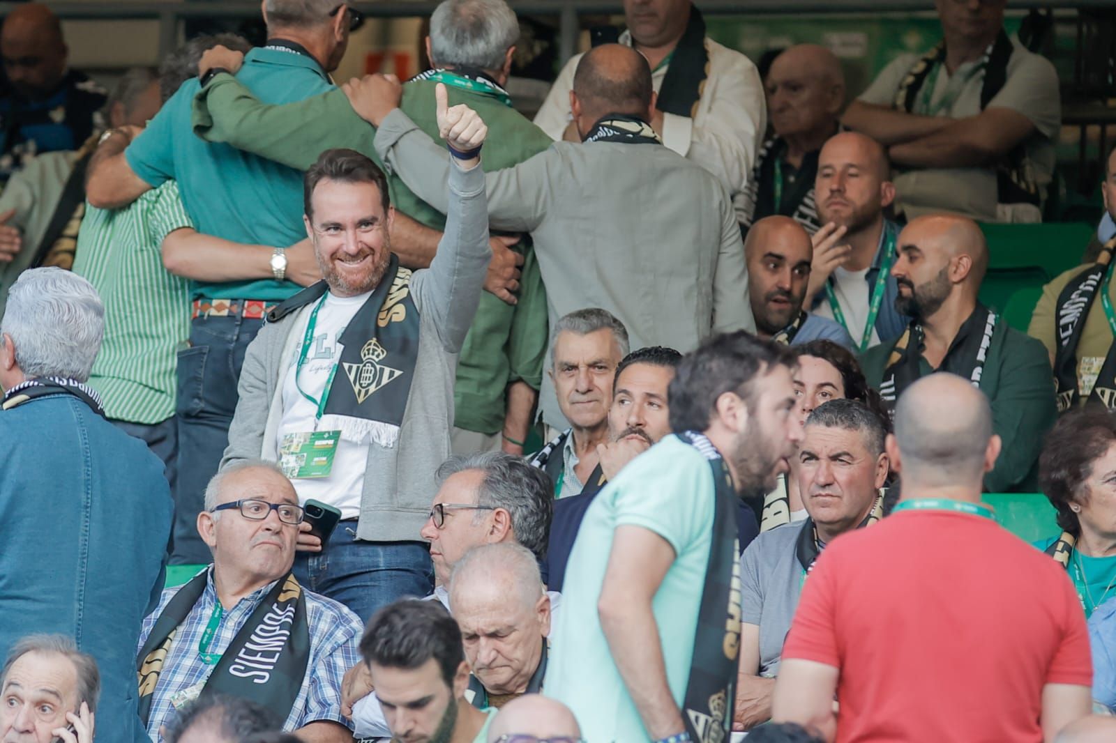 Los socios más antiguos del Betis se reúnen en el Benito Villamarín en el acto 'Siempre Verdiblancos'