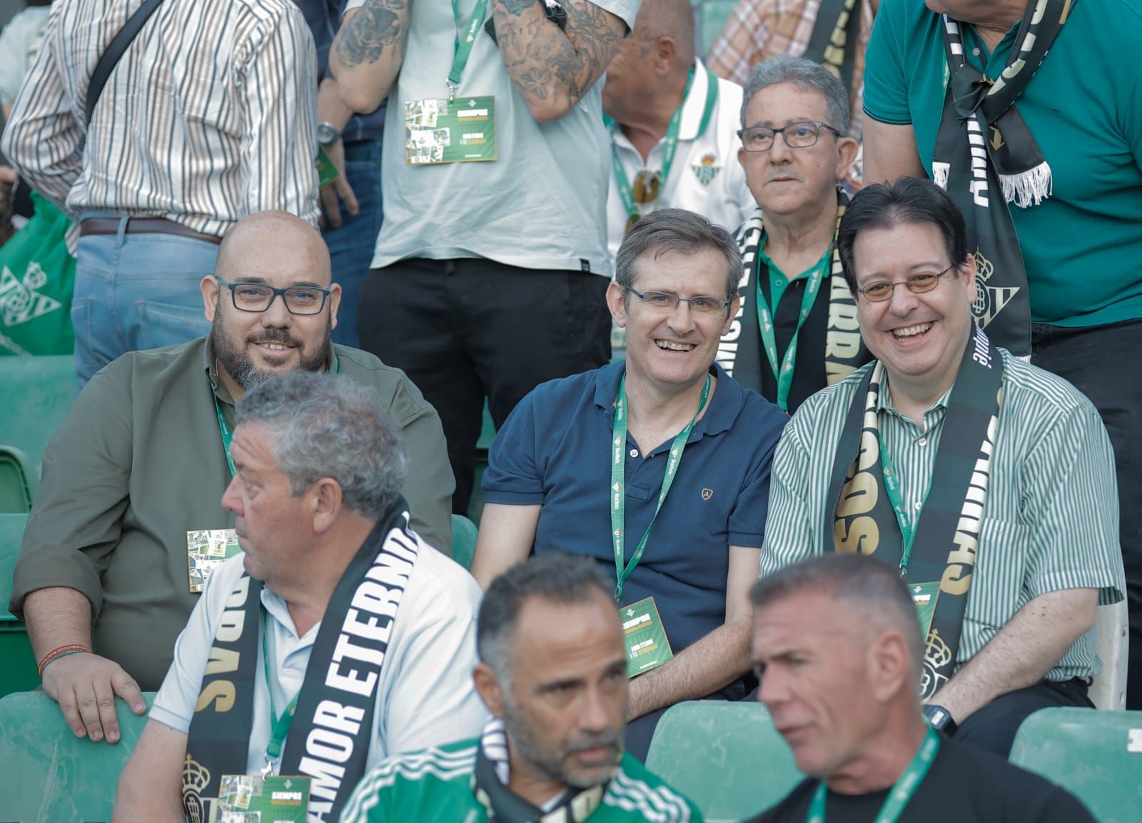 Los socios más antiguos del Betis se reúnen en el Benito Villamarín en el acto 'Siempre Verdiblancos'