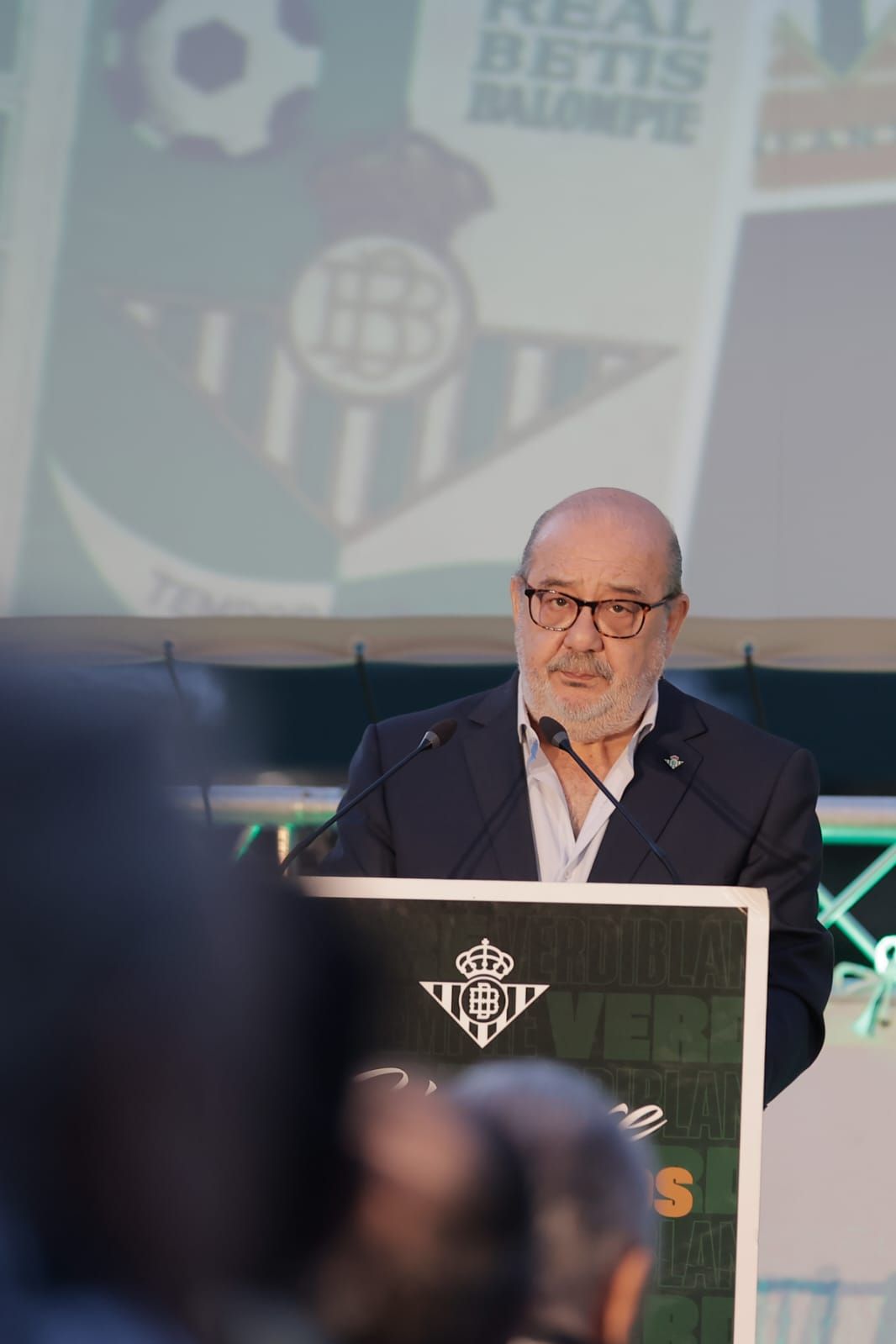 Los socios más antiguos del Betis se reúnen en el Benito Villamarín en el acto 'Siempre Verdiblancos'