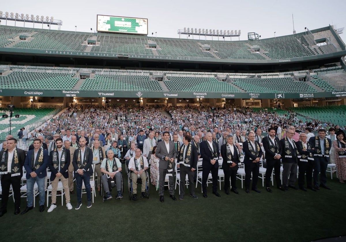 Los socios más antiguos del Betis se reúnen en el Benito Villamarín