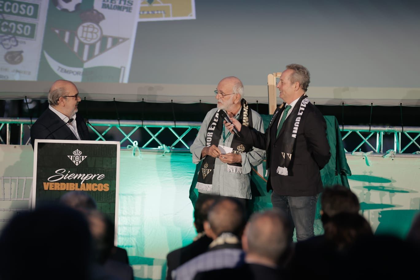 Los socios más antiguos del Betis se reúnen en el Benito Villamarín en el acto 'Siempre Verdiblancos'